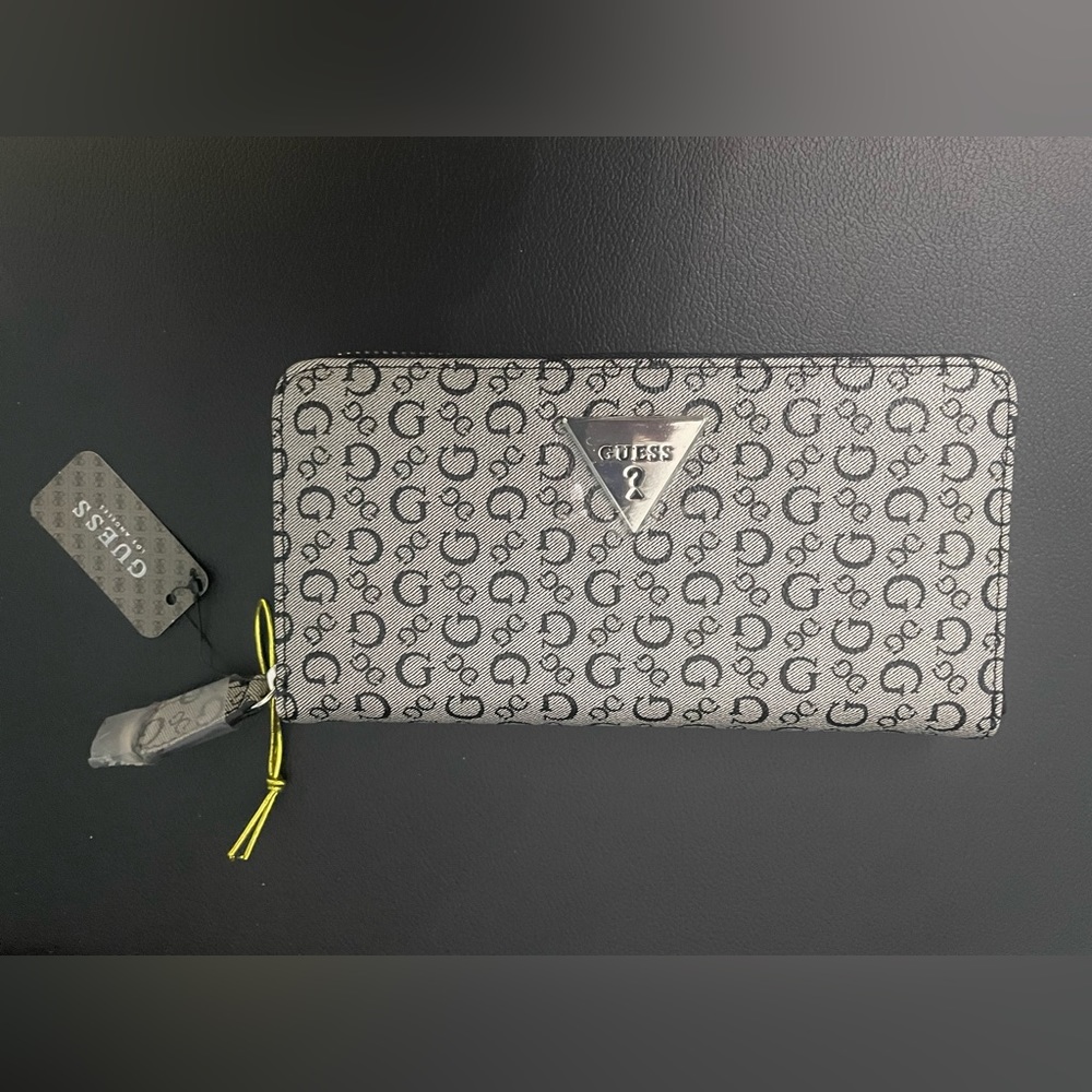 GUESS WALLET , BRAND NEW , WITH TAGS